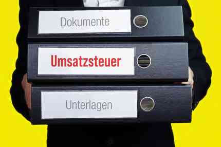 © MQ-Illustrations - stock.adobe.com Ordner mit Aufschrift Umsatzsteuer