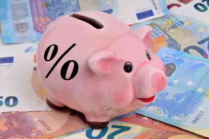 © Richard Villalon - Adobe Stock.com Sparschwein auf Geldscheinen