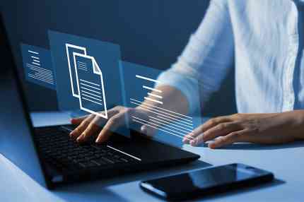 © studio v-zwoelf - Adobe Stock.com Person bei Laptop