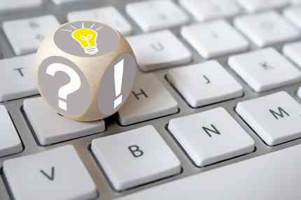 © MH - stock.adobe.com Würfel auf Tastatur mit Rufzeichen und Fragezeichen
