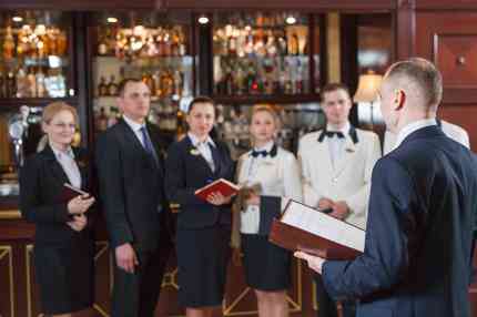 © Andrey - stock.adobe.com Hotelpersonal bei Meeting